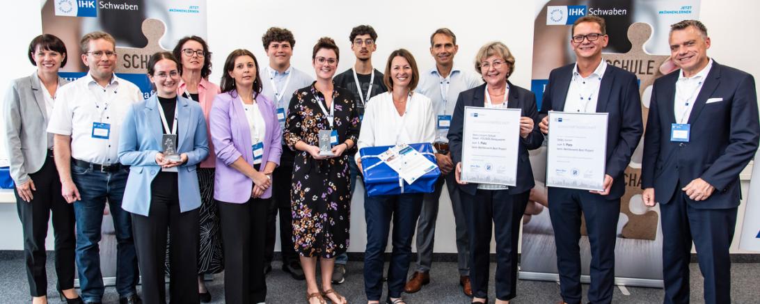 V.l.: Sandra Stricker, Vorstandsmitglied in der IHK-Regionalversammlung Dillingen, Christoph Bauer, Lehrer an der Hans-Leipelt-Schule, Franziska Tengler de Regalado von der Sigel GmbH, die Lehrerinnen Martina Wenzel und Simone Götz, Schüler Lukas Leroch, Lehrerin Natalie Alter, Schüler Rafael Miraldo de Santos, Lehrerin Christine Besl, Lehrer Hubert Wirth, Schulleiterin Doris Barth-Rieder, Thomas Müller von der Sigel GmbH sowie Martin Döring, Vorsitzender des Berufsbildungsausschusses der IHK Schwaben. 