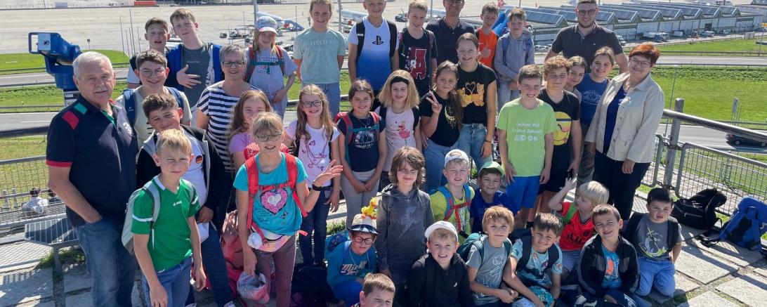 Die Airport-Gruppe bei ihrem Besuch auf dem Besucherhügel im Besucherpark zusammen mit den Begleitern Margot Hubel, Renate und Roland Schuster, Michael Dinkelmeier und Stefan Ostermeier. 