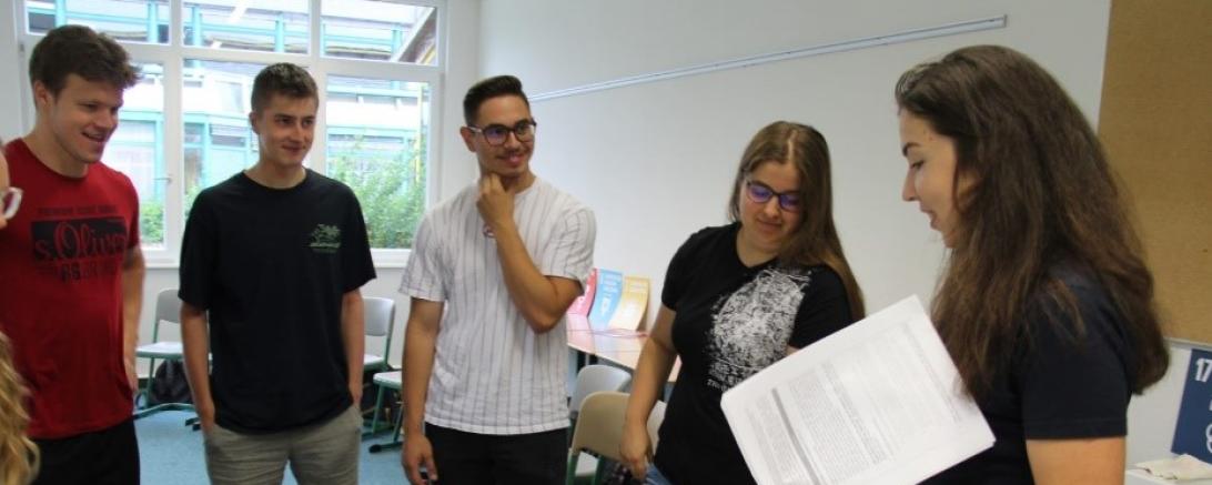 Schüler der Hans-Leipelt-Schule entwickeln mit Ramona Ruf (rechts im Bild)  Untergangsgeschichten für das Gebiet des UNESCO Global Geoparks Ries 