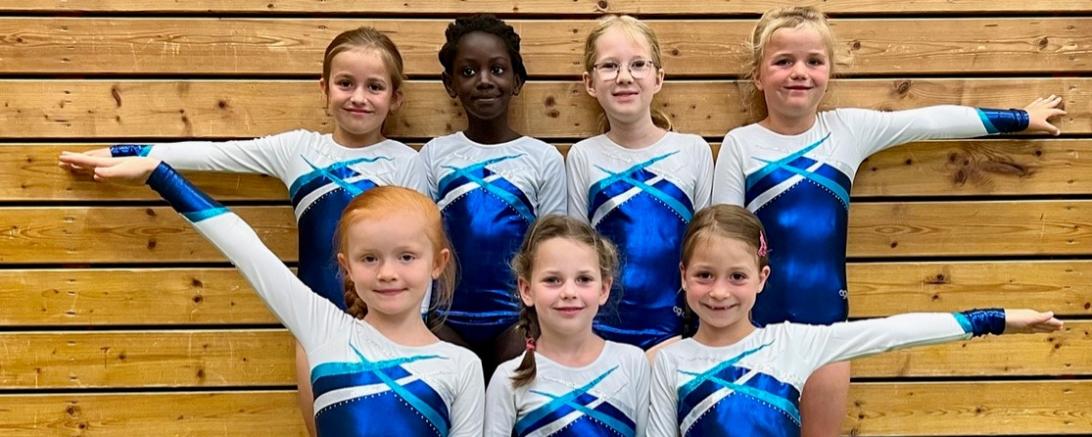 Die Schülerinnen Mara Ott, Sokhna Mbaye, Lena Beck, Paula Wüst, Zoe Schur, Thea Hertle und Lea Ott vor dem Wettkampf.