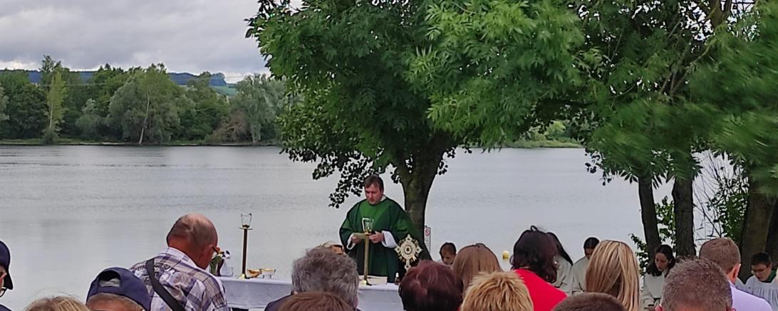 Unter Schirmherrschaft der Bäumenheimer Stockfreunde fand am Sonntag, 30. Juli, die traditionelle Seemesse der Pfarrgemeinde Maria Immaculata am Hamlarer Baggersee statt.