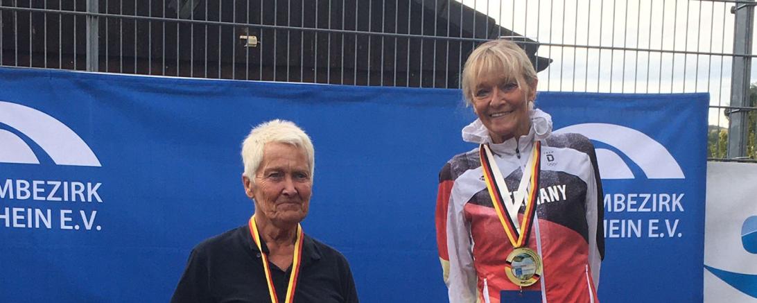 Claudia Koch holte sich in der AK 70 vor Petra Henn die Goldmedaille über 2,5km im Freiwasser.