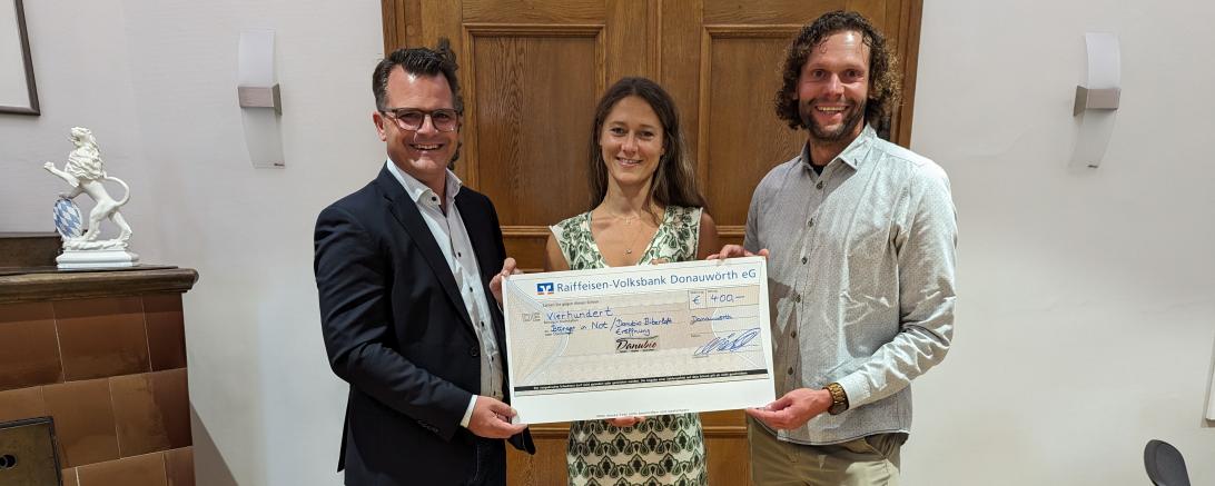 V.l.: Michael Öhlhorn und Lena Hopfinger vom Donau-Resorium Danubio übergeben einen Spendenscheck in Höhe von 400 Euro an Jürgen Sorré, den Vorsitzenden der Stiftung „Donauwörther Bürger in Not“.