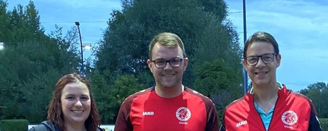 Geehrt wurden die beiden Vereinsmeister Melanie Neubauer und Frank van Baalen vom Ersten Vorstand Stefan Kleinle mit Urkunde und Gutschein.