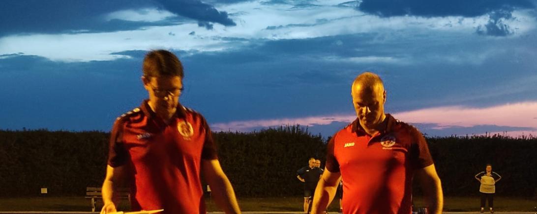 Die Duo-Mannschaft der Stockfreunde konzentriert im abendlichen Ambiente in Oberndorf.