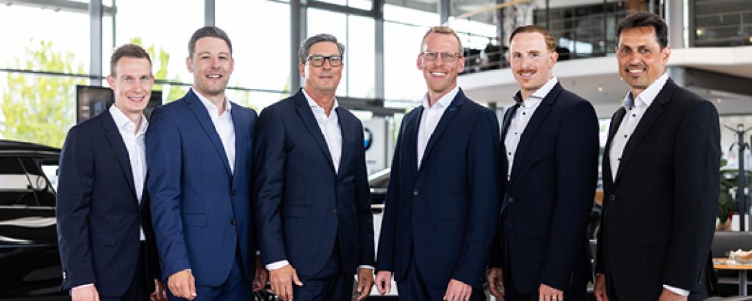Das Bild zeigt das Verkaufsteam des Autohaus Hofmann in Mertingen mit Filialleiter Reimund Nuiding (3.v.l.).