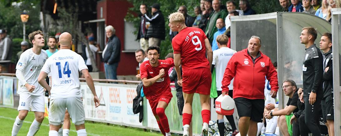 Tim Härtel und Gabriel Hasenbichler vor der Trainerbank.
