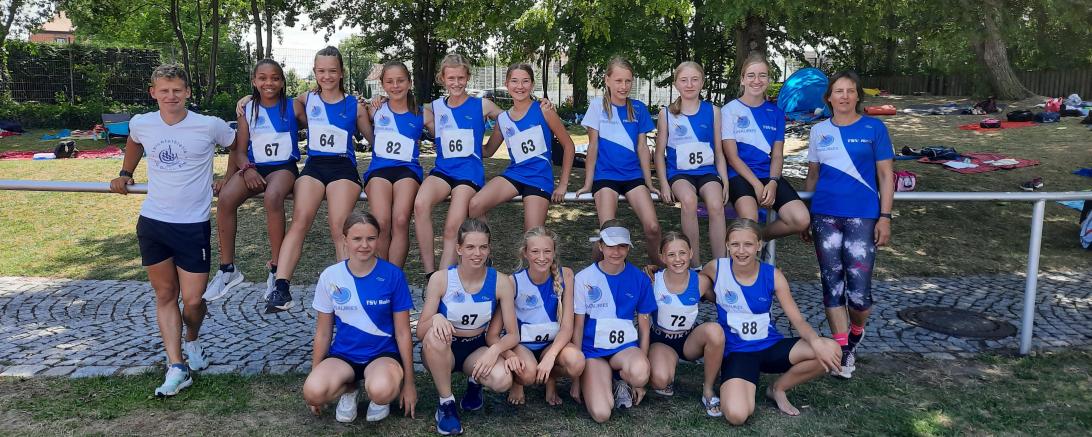 Die Mannschaft der wU14 mit ihren Betreuern. 