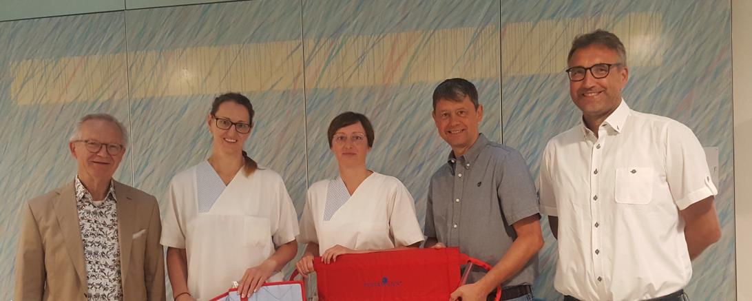 Auf dem Bild zu sehen (von links): Ulrich Seidel (stell. Vorsitzender Freundeskreis), Katja Hieber, Eva Wecker (beide Station 1A), Dr. Gerhard Hobelsberger (Vorsitzender Freundeskreis) und Bernd Meyr (Pflegedienstleitung). 
