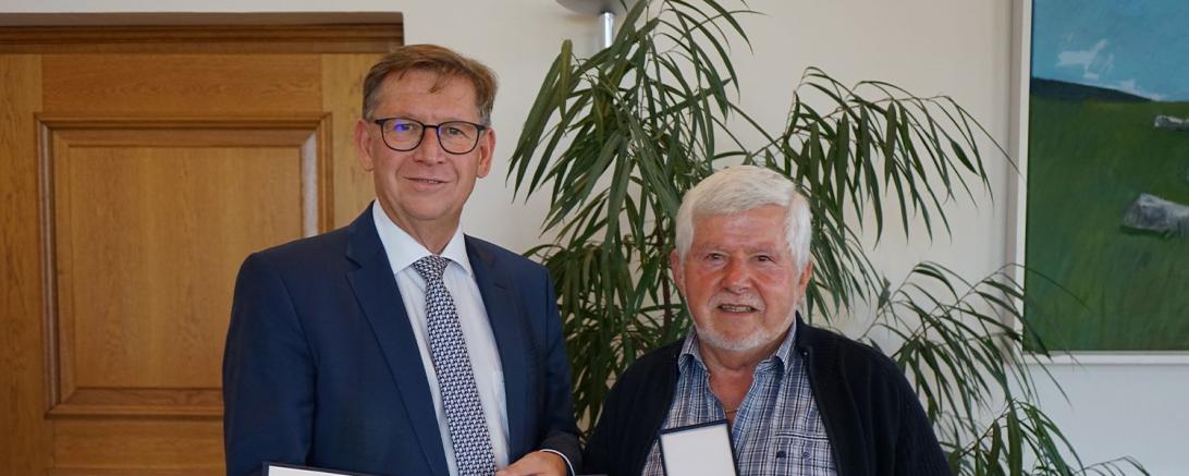 Tief beeindruckt überreichte Landrat Stefan Rößle dem Harburger Karl Faul die Verdienstmedaille der Bundesrepublik Deutschland 