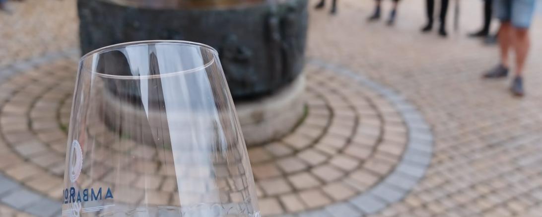 Eine ganz besondere Art von Stadtrundgang haben sich Stadt- und Geoparkführer Karl Heinz John und Whisky Ambassador Eddi Lederer für Wemding ausgedacht.