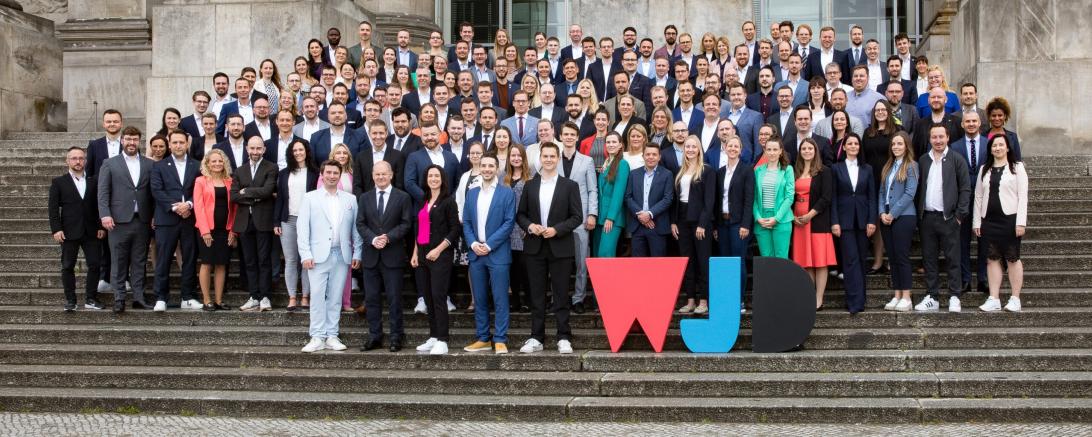 In diesem Jahr nahmen Marco Kleebauer, Marino Köstenbauer und Tim Pascal Ludwig von den Wirtschaftsjunioren Donau-Ries am Know-how-Transfer in Berlin teil. Dort hatten sie die einmalige Möglichkeit, mit über 200 Wirtschaftsjunioren aus ganz Deutschland in einen Austausch mit Abgeordneten des Deutschen Bundestags zu treten.