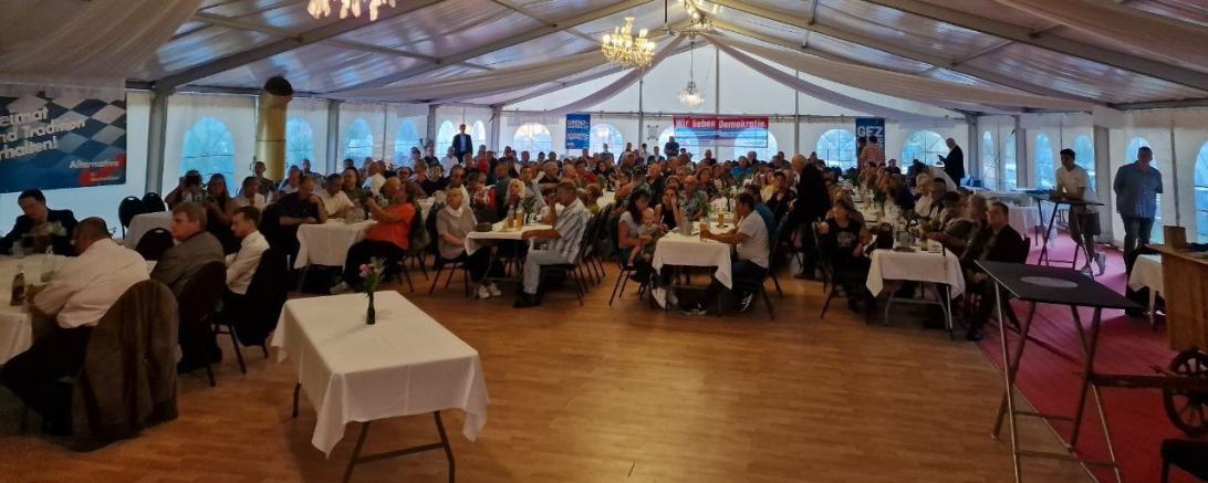 Das Bild zeigt die AfD Veranstaltung in Wemding