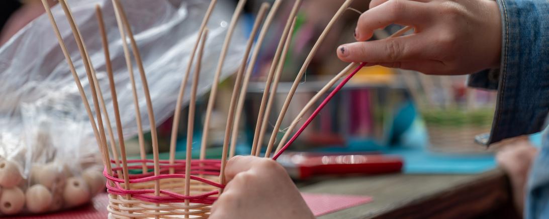 Das Bild zeigt einen geflechteten Korb