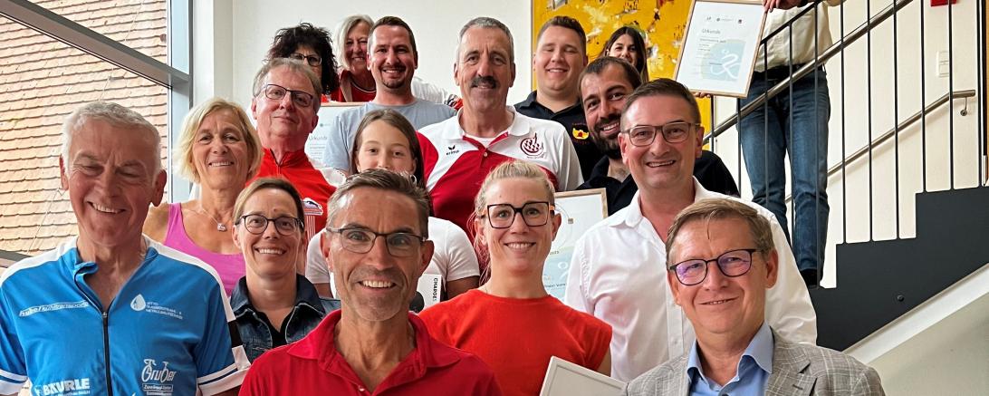 Die Gewinner des Stadtradelns 2023 konnten sich über Urkunden und hochwertige Sachpreise freuen. 