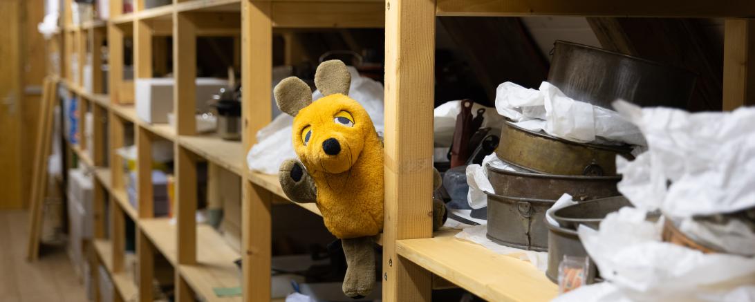 Die Maus zeigt den Kindern das Depot.