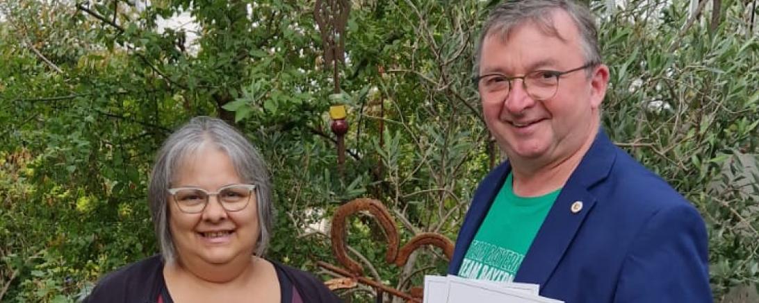 Das Bild zeigt die Bezirksräte Heidi Terpoorten und Albert Riedelsheimer.