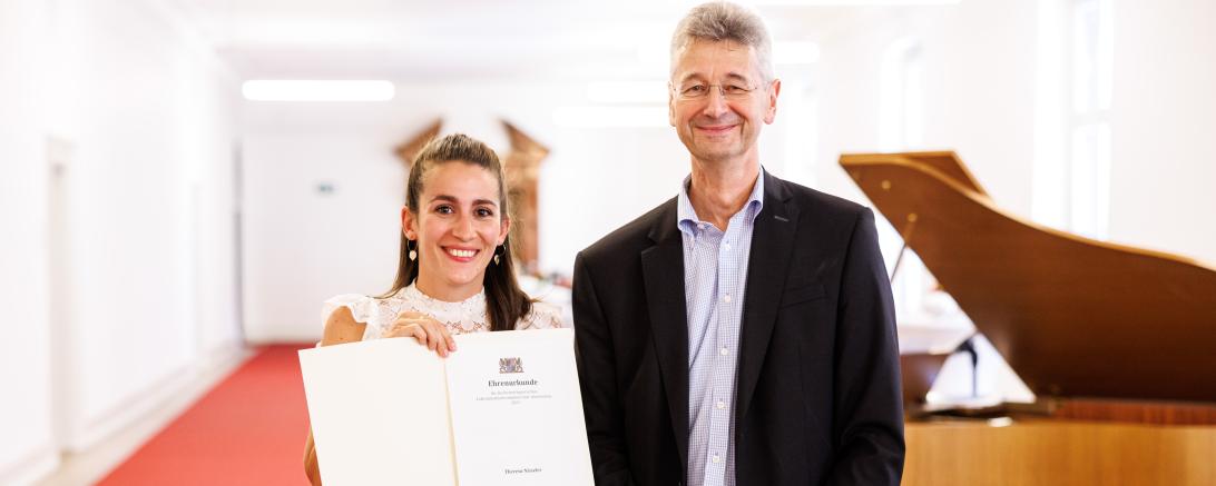 Das Bild zeigt die Absolventenehrung