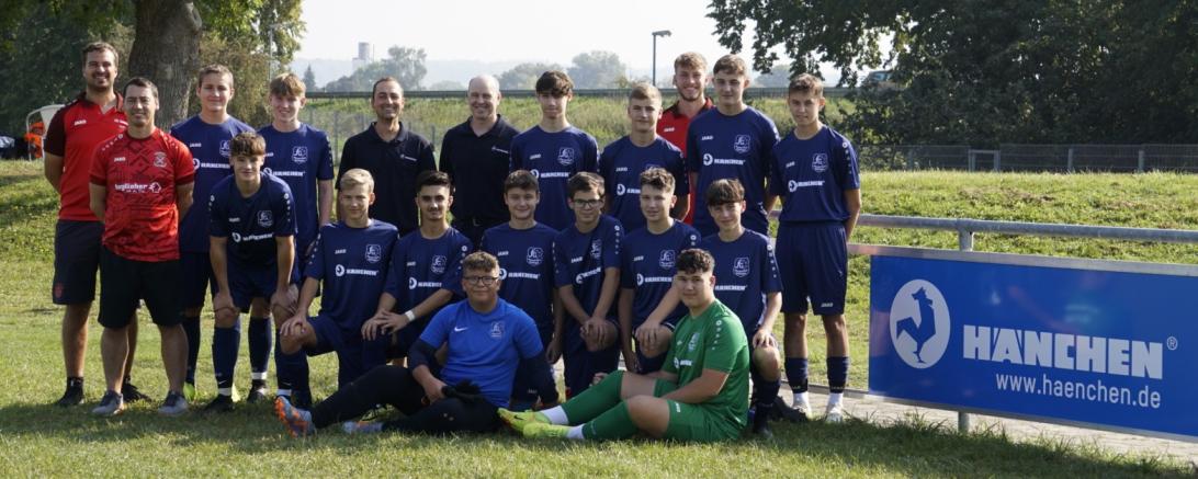 Das Bild zeigt die B-Jugend des TSV Oettingen mit ihren neuen Trikots.