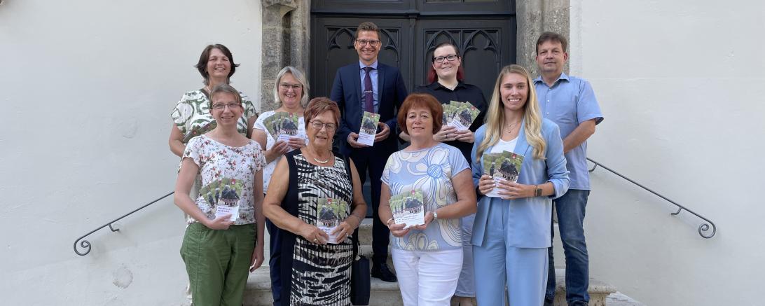 v. l. u.): Claudia Keil (Diakonie Donau-Ries gGmbH), Elisabeth Strauß (1. Vorsitzende, Seniorenbeirat Nördlingen), Angelika Schäfer (Einrichtungsleiterin St. Vinzenz), Helena Ott (Leiterin Hauptverwaltung, Stadt Nördlingen),  (v. l. o.) Helga Eger-Geiger (Diakonie Donau-Ries gGmbH), Christa Müller (Evang. Bildungswerk Donau-Ries), Oberbürgermeister David Wittner, Stefanie Wörrle (Stellvertretende Schulleiterin der Liselotte-Nold-Schule), Diakon Michael Jahnz (Ev. – Luth. Kirchengemeinde Nördlingen).