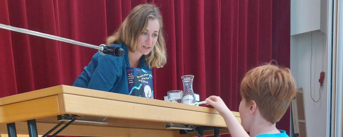 Stepha Quitterer signierte im Anschluss an die Lesung auch die Bücher interessierter Schülerinnen und Schüler.