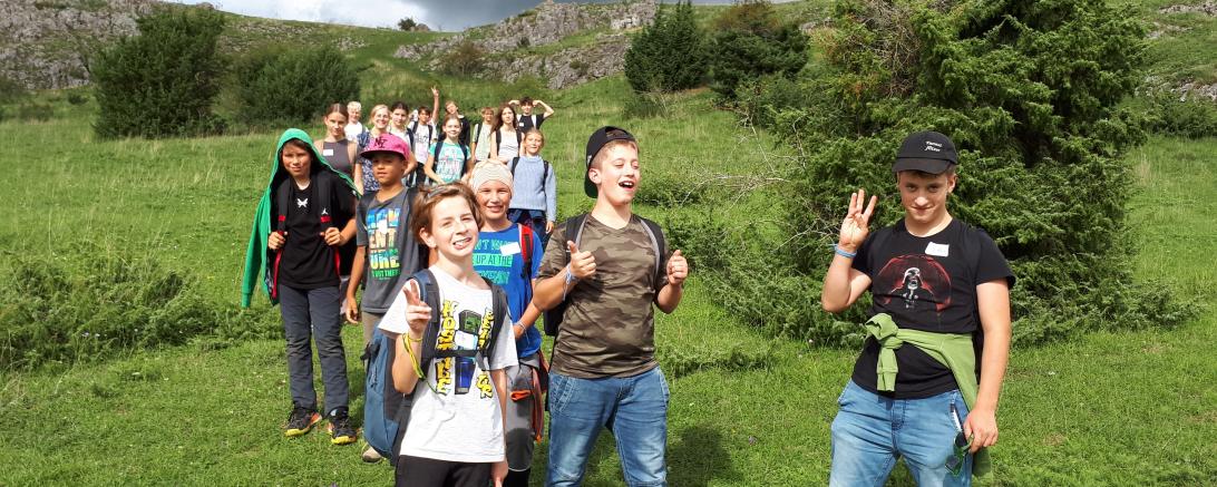 Das Bild zeigt eine Wanderung beim Sommerferienprogramm