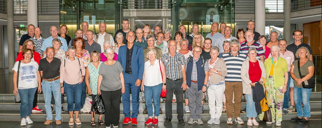 Das Bild zeigt eine Besuchergruppe von Christoph Schmid