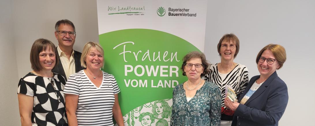 Das Bild zeigt v.l.n.r.: Elisabeth Oßwald, BBV Geschäftsführer Michael Stiller,  Monika Gastl, Inge Leinfelder,  Michaela Rein, Kreisbäuerin Nicole Binger 
