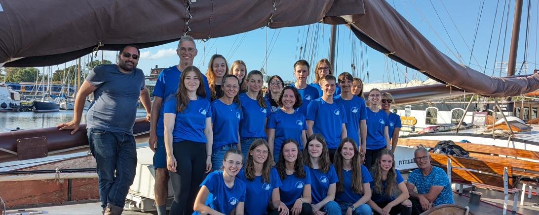 Leinen los für Wissen und Teamgeist: Bei der Studienfahrt „Segeln auf dem Ijsselmeer 2023“ setzten 19 Elftklässerinnen und Elftklässler des Theodor-Heuss-Gymnasiums Nördlingen die Segel nicht nur, um ihre Kenntnisse an Deck zu erweitern. 