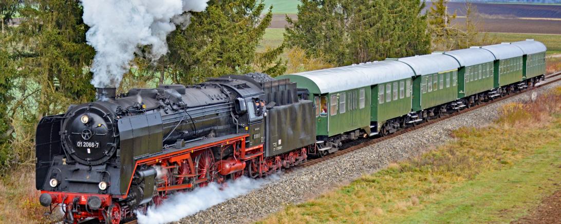 Das Bild zeigt die Schnellzugdampflok 01 066