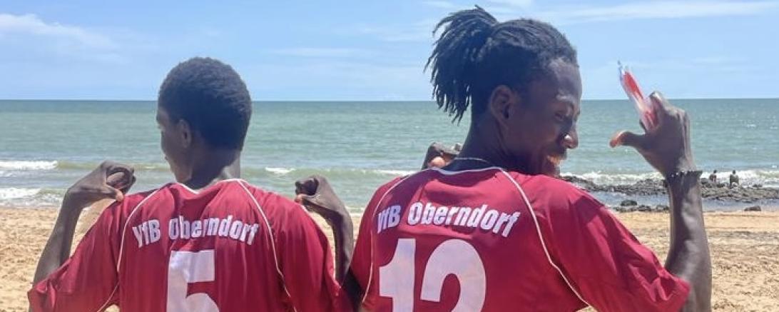 Das Bild zeigt VfB Oberndorf Trikots im Senegal
