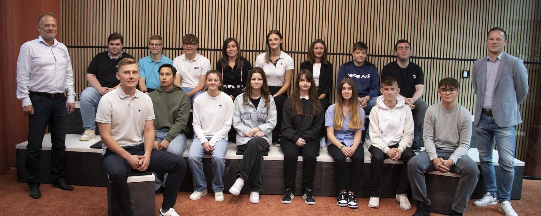 Das Bild zeigt die 14 Auszubildende und die zwei duale Studenten zusammen mit  Geschäftsführer Volker Baumgärtner (Eisen-Fischer) und Axel Herrmann (MCT).