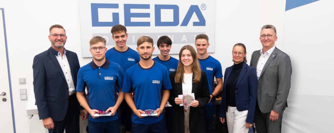 Im Rahmen einer kleinen Feierlichkeit bekamen die neuen Ausgebildeten der Geda GmbH ihre Zeugnisse überreicht.