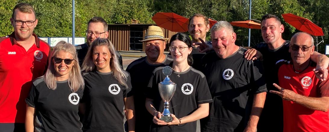 Das Bild zeigt die siegreiche Mannschaft von Binswangen/Höchstadt mit dem Wanderpokal eingerahmt vom 1. Vorstand Stefan Kleinle sowie 2. Vorstand Alfred Zinsmeister der Bäumenheimer Stockfreunde