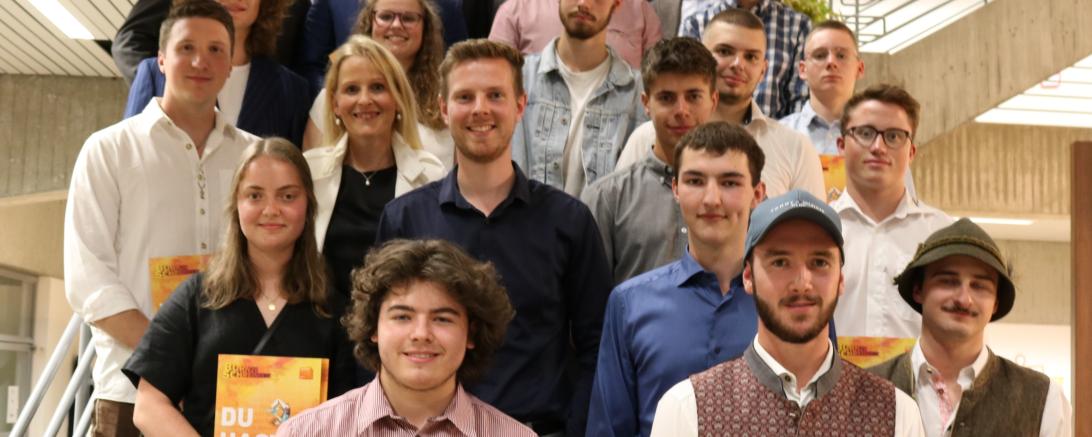 Stolz präsentieren die Schreinerinnen und Schreiner aus Nordschwaben zusammen mit den Ehrengästen ihre Gesellenbriefe.