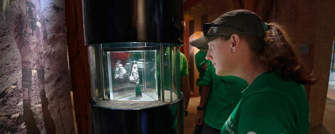 Das Bild zeigt NASA-Astronautin Jessica Wittner mit dem Mondgestein im RieKraterMuseum Nördlingen.