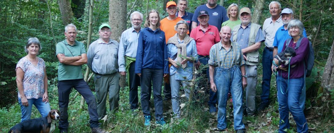 Das Bild zeigt Teilnehmende der Waldbegehung und MdL Eva Lettenbauer (5. Von links). 