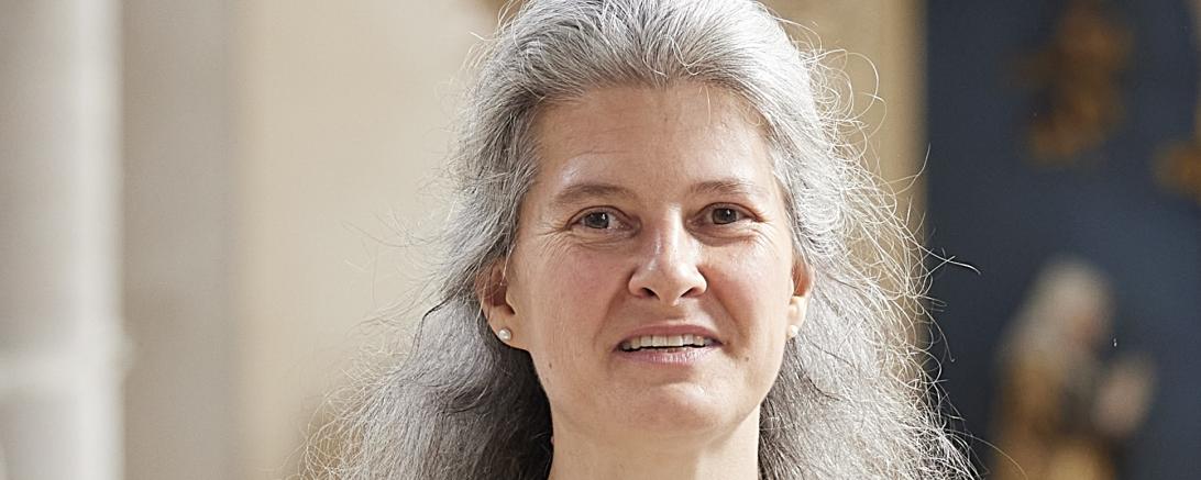 Das Bild zeigt Carmen Bleicher mit ihrer Blockflöte.