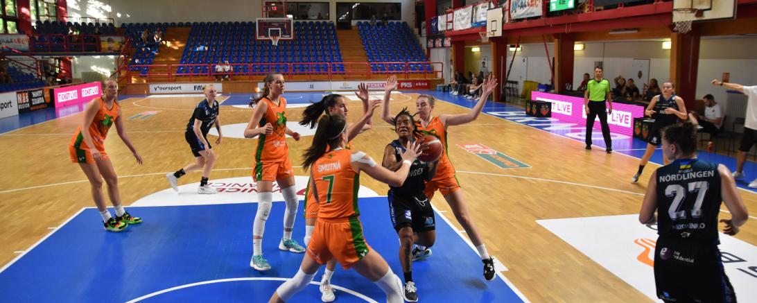 Das Bild zeigt Brandi Beasley im Zug zum Korb.