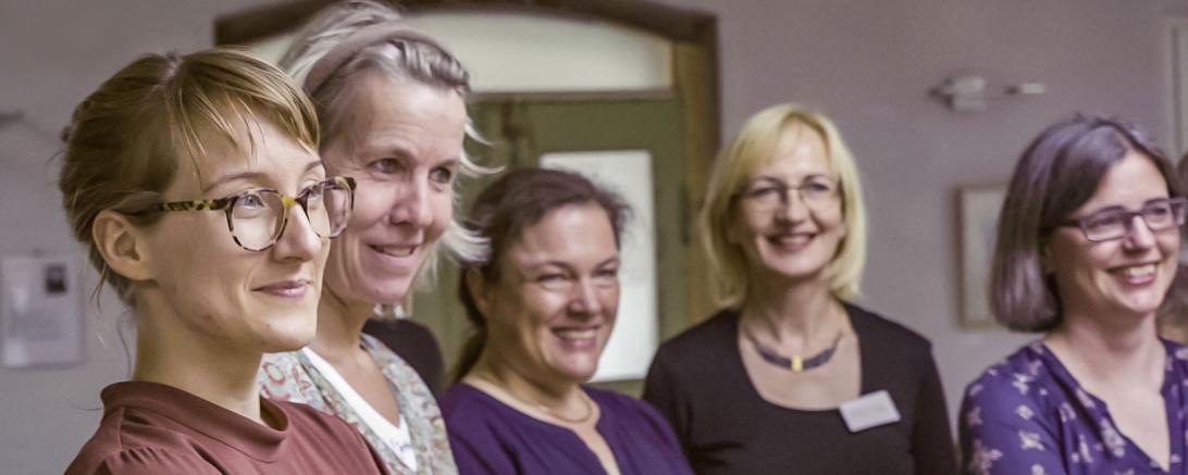 Das Bild zeigt "Frauen aufs Podium"