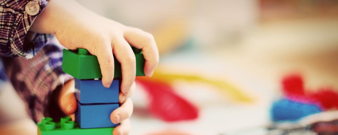 Das Bild zeigt einn spielendes Kind in der Kita