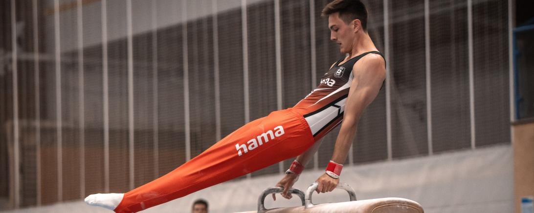 Das Bild zeigt Julius Mayser beim Turnen