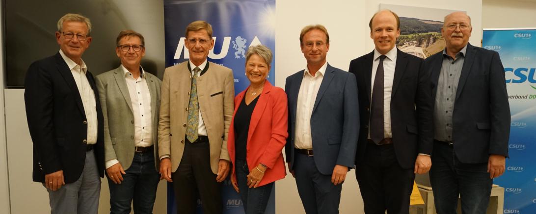 Das Foto zeigt (von links) Bezirksrat Peter Schiele, Landrat Stefan Rößle, Dr. Albrecht Schleich, Birgit Rößle (Vorsitzende MU Donau-Ries), MdL Wolfgang Fackler, Maximilian Graf Pückler-Märker und Reinhold Bittner (stv. Vorsitzender MU Donau-Ries). 