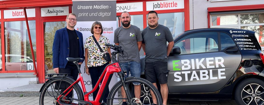Matthias Stark (DRM), Michael Hafner (Biker Stable) und Marcel Fischer (Biker Stable) überreichten Christine Oberfrank ihr neues E-Bike.