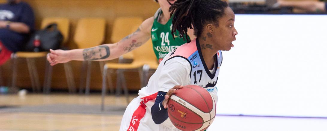 Das Bild zeigt Brandi Beasley beim dribblen