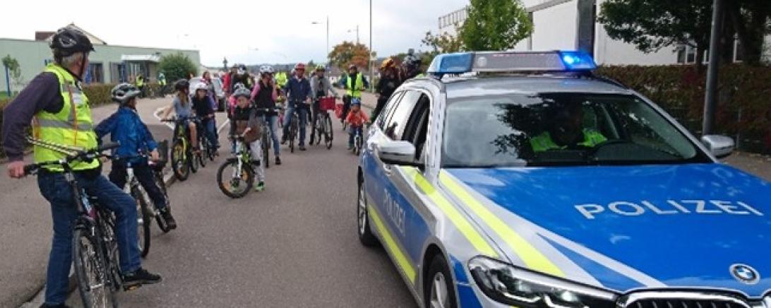 Mit Polizeibegleitung führt die Fahrrad-Demo des ADFC Donau-Ries von Riedlingen zum TKSV, wo viele Aktionen auf die Teilnehmer warten.