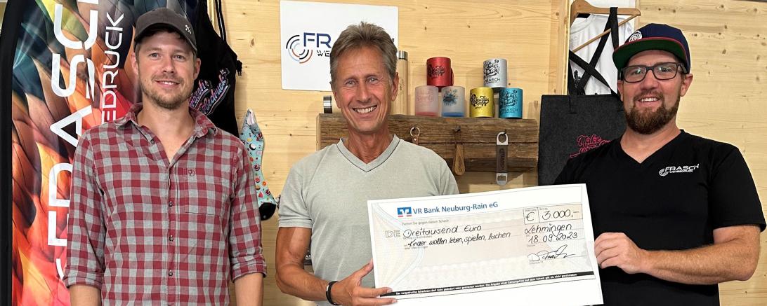 Martin Oberman nahm die Spende entgegen und dankte Herrn Frasch und Herrn Madeja für den großzügigen Betrag und deren Engagement. 