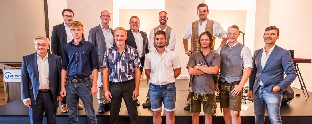 Das Bild zeigt die Prüfungsbesten der Bauinnung Nordschwaben