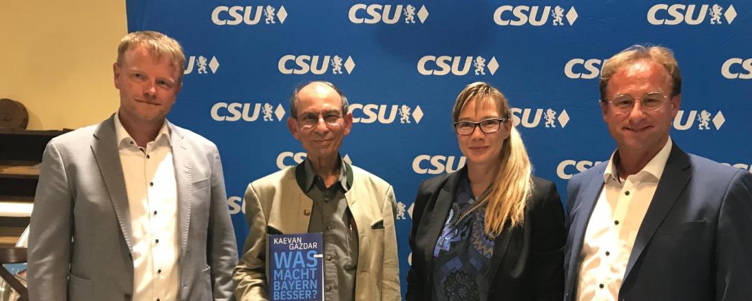 Das Foto zeigt (von links) CSU-Ortsvorsitzenden Stefan Loh, Kaevan Gazdar, Maximiliane Böckh (Listenkandidatin Bezirkstag) und MdL Wolfgang Fackler. 