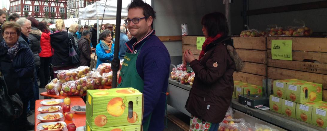 Das Bild zeigt den Apfelmarkt in Oettingen